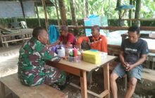Babinsa Koramil 14/PB Serma Jumiko Laksanakan Komsos dengan Tokoh Masyarakat di Tanjung Selamat