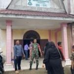 Jaga Kerukunan Beragama, Babinsa Koramil 07/Salak Laksanakan Pengamanan Ibadah Minggu di Gereja GKPPD Pea Perrik