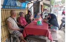 Babinsa Koramil 0201-01/MP, Peltu (K) Ayu Trisna Gelar Komsos di Warung Ibu Ros, Sekip