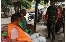 Babinsa Koramil 0201-06/MS Serda Padly Anjangsana ke Bengkel Tambal Ban Milik Warga untuk Jaga Kondusivitas Wilayah