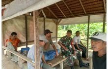 Babinsa Koramil 0201-14/PB Sertu Z Damanik Efektifkan Komsos Cakruk Warga Dusun I Desa Sei Glugur