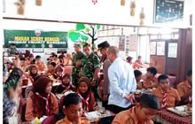 Giliran SDN 060929 Jalan Karya Jaya, Danramil dan Anggota Ikut Pemberian Makan Sehat Bergizi Kodam I/BB