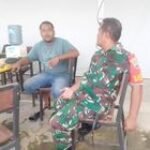 Babinsa Serma Prawika Bincang-bincang Santai dengan Warga Warung Kopi Jalan Tambak Rejo Dusun I