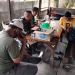 Babinsa Serda Rahmad Komsos dengan Warga Terkait Surat Kepemilikan Tanah di Link 17 Kel. Tanjung Mulia Hilir