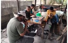 Babinsa Serda Rahmad Komsos dengan Warga Terkait Surat Kepemilikan Tanah di Link 17 Kel. Tanjung Mulia Hilir