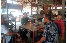 Sambil Minum Kopi Babinsa Sertu Kuswandi Berdiskusi Warga Masyarakat Binaannya di Warkop Bapak Ginting