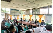 Pendampingan Warga, Babinsa Koramil 04/Tigalingga Sertu Rahutman Damanik Hadiri Musyawarah Desa Sukandebi Penetapan Penerima BLT-DD 2025