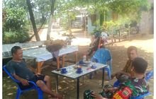 Deteksi Dini, Babinsa Kodim 0201 Medan Koramil 0201-16/TM Serda Koko Arif Laksanakan Komsos dengan Warga Dusun 9 Desa Senembah