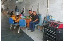 Babinsa Sertu Suardi Jalin Kedekatan dengan Pegawai Pak Berlin Bangun Melalui Komsos Jalan Swadaya