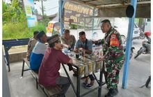 Jaga Silaturahmi, Babinsa Peltu I Simatupang Menyapa Warga Warung Kopi Bapak Udin Jalan Seroja