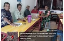 Babinsa Serda Aceng Kurnia Gelar Komsos di Warung Kopi Pasar Halat