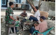 Babinsa Koramil 0201-16/MS Sertu Wiyono Komsos Bersama Tokoh Masyarakat Kediaman Pak Dani Jalan Kemuning