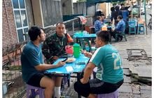 Babinsa Kelurahan Helvetia Tengah Serda Frediansyah Komsos Bersana Warga dan Tokoh Masyarakat Bapak Anto