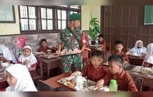 Babinsa Serda Bagus Sanjaya Aktif Terlibat dalam Distribusi Makanan Bergizi Gratis