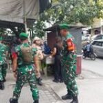 Jaga Lingkungan, Babinsa Bersama Satpol PP Ikut Penertiban Pedagang Kaki Lima Sekitar Jalan Ayahanda