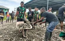 Galang Kebersamaan dan Gotong Royong, Kolaborasi Karya Bakti TNI Satgas Yonif 503 Kostrad Bersama Pemuda Papua