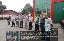 Babinsa Dagang Klambir Anggota Koramil 0201-16/TM Monitor Pembagian Sembako dari PT. Admindo kepada 332 Warga