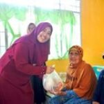 Ny. Endang Kurniasih Syah Afandin Berbagi Berkah Ramadhan, Salurkan Paket Sembako untuk Warga