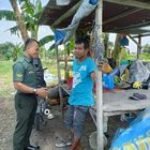Babinsa Koramil 0201- 06/MS Kodim 0201/Medan Serda Bangun Rambe Komsos Bersama Warga Helvetia