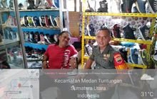 Babinsa Koramil 0201-07/MT Serma Suratno Komsos dengan warga binaan dengan salah satu warga Kelurahan Tanjung Selamat