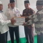 KUA Dolok Masihul Serahkan Buku Tuntunan Sholat kepada Badan Pembinaan Mualaf Indonesia