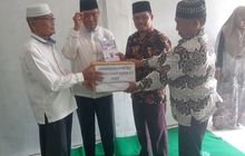 KUA Dolok Masihul Serahkan Buku Tuntunan Sholat kepada Badan Pembinaan Mualaf Indonesia