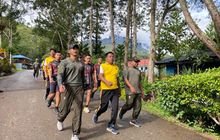 Jalin Sinegritas TNI-Polri, Satgas Yonif 641/Bru Laksanakan Olahraga Bersama dan Bagikan Bibit Sayur Ke Warga Distrik Kelila