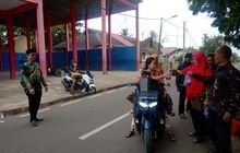 KUA Padangsidimpuan Utara Berbagi Takjil pada Pengguna Jalan