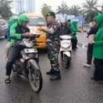 DANRAMIL MEDAN SUNGGAL BERSAMA BABINSA MENDAMPINGI IBU PENGURUS PERSIT KCK PD I BUKIT BARISAN DALAM PEMBAGIAN TAKJIL DIBULAN PUASA RAMADHAN 1