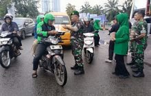 DANRAMIL MEDAN SUNGGAL BERSAMA BABINSA MENDAMPINGI IBU PENGURUS PERSIT KCK PD I BUKIT BARISAN DALAM PEMBAGIAN TAKJIL DIBULAN PUASA RAMADHAN 1