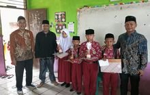 Kepala MIN 3 Tapteng Serahkan Hadiah Lomba Olimpiade Tahfidz Bagi Pemenang