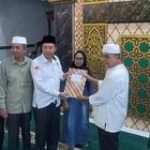 Kepala KUA Medan Tembung Serahkan Akta Ikrar Wakaf Tanah Masjid Al Falah