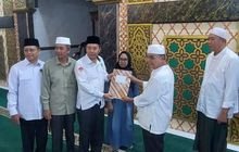 Kepala KUA Medan Tembung Serahkan Akta Ikrar Wakaf Tanah Masjid Al Falah
