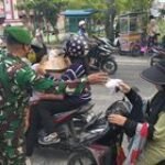 Perkuat Silaturahmi Bulan Suci Ramadhan, Personel Koramil 0201 10 Medan Marelan Bersama Siswa Siswi PKL Berbagi Takjil Kepada Masyarakat