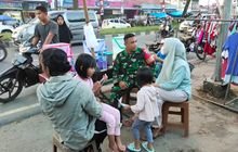 Babinsa Koramil 0201-16/TM Dampingi Pelaku UMKM di Desa Buntu Bedimbar untuk Majukan Ekonomi di Bulan Ramadhan