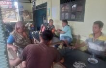 Babinsa Koramil 0201-14/PB Kodim 0201 Medan Sertu M Hatta Memantau Desa dan Berbincang Sama Warga Warung Pak Bukit