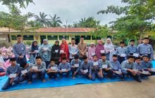 MTsN 1 Labuhanbatu Selatan Salurkan Zakat Profesi Guru ASN Kepada 25 Siswa