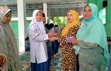 MTsN 1 Tapanuli Tengah Beri Santunan Untuk Anak Yatim