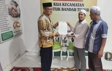 Kepala KUA Kecamatan Datuk Bandar Timur Serahkan AIW kepada Nazir