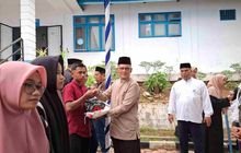 Kakan Kemenag Madina Distribusikan 420 Paket Zakat, Ajak Kaum Dhuafa Rayakan Ramadhan