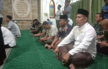 Serda H Siregar Laksanakan Salat Isya dan Tarawih Berjamaah di Masjid Kodim 0201/Medan