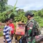 Pos Satgas Pamtas Yonif 642/Kps Berbagi Sembako dan Makanan Ringan di Kampung Desra Distrik Dataran Beimes