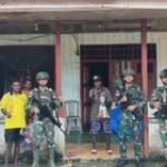 Satgas Pamtas Yonif 642 Kapuas Serda Victorius Berbagi Sembako dan Makanan Ringan di Kampung Desra Distrik Dataran Beimes