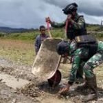 Kompak Yonif 751/VJS dan Warga Perbaiki Bandara Distrik Agandugume Puncak Papua Tengah