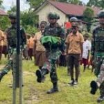 Memupuk Jiwa Disiplin, Satgas Yonif 641/Bru Ajarkan PBB Kepada Para Murid SDN 1 Elelim