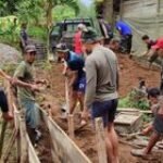 Satgas TMMD ke-123 Kodim 0207 Tulungagung Bersama Warga Kebut Penyelesaian MCK Umum di Jurang Senggani