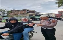 Bagikan Takjil Gratis Kepada Masyarakat, Satlantas Polres Toba Imbau Tertib Berlalu Lintas