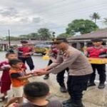 Kabag SDM Polres Palas Bagi Bagi Takjil Ramadhan Jalan Lintas Sibuhuan-Sosa