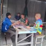 Babinsa Sei Putih Tengah Serda Rinto Willyanda Jalin Kedekatan dengan Warga melalui Komsos di Warung Kopi