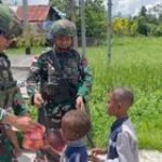 Tingkatkan Kepedulian dan Berinteraksi Dengan Anak-Anak di Pos Kamundan Satgas Yonif 642/Kps